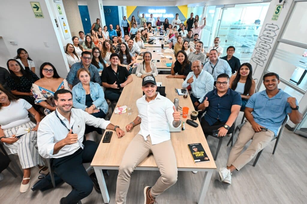 Daniel Sentado en una mesa con su publico